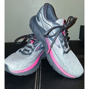 Women's Brooks trace 2 sz 7.5 gray with pink